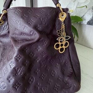 Louis Vuitton bag charm and key holder 💯 authentic